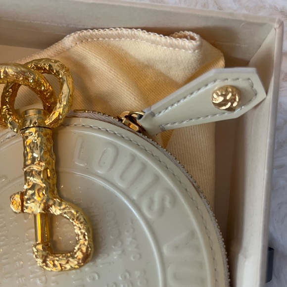 LOUIS VUITTON
Limited Edition Perle Vernis Trunks & Bags Round Coin Purse - Picture 4 of 13
